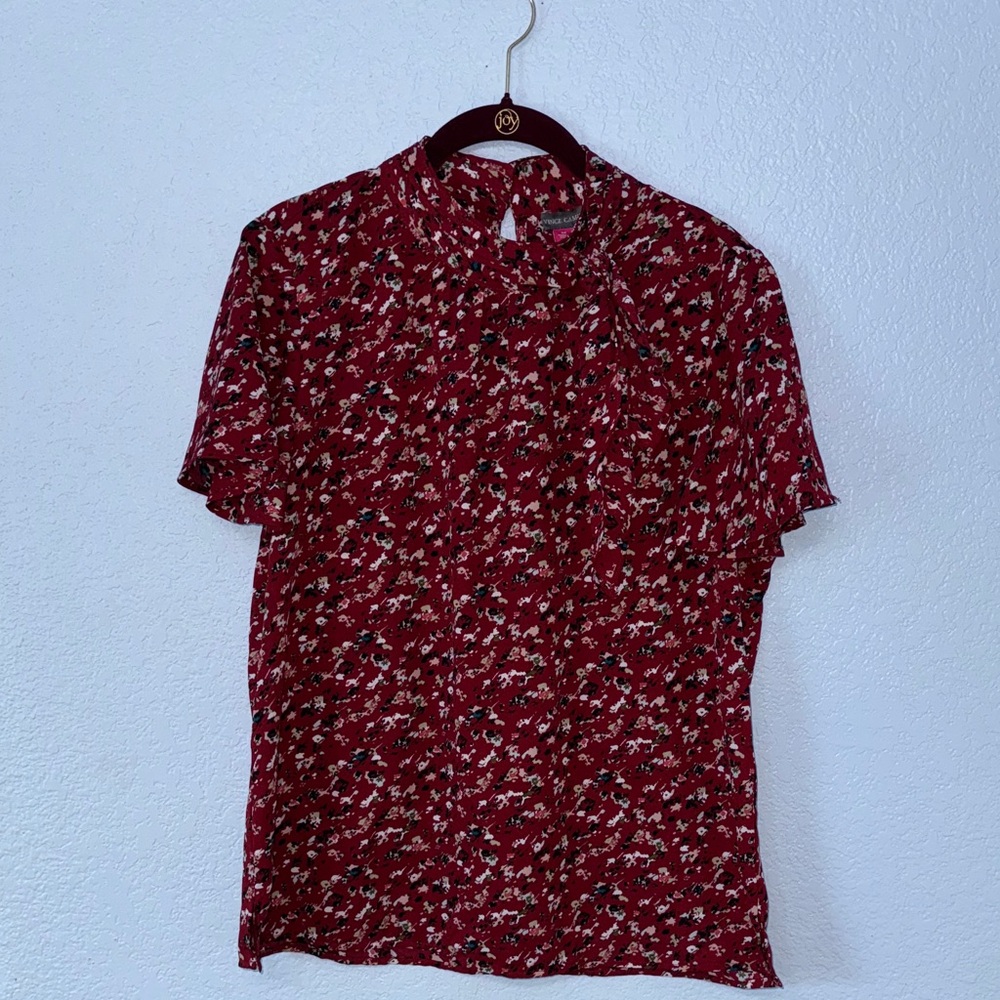 Vince Camuto Woman’s Red/White Floral Blouse With keyhole back Size Medium